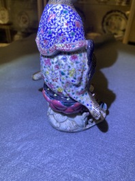 Une figure d'une femme assise sur un tr&ocirc;ne de lotus en porcelaine de Chine famille rose, 19&egrave;me